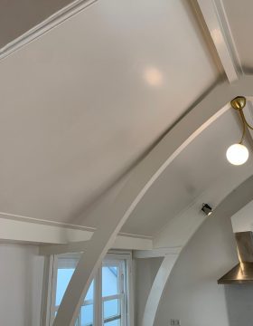 Binnenschilderwerk - plafond en houten spanten oude Amsterdamse stadswoning