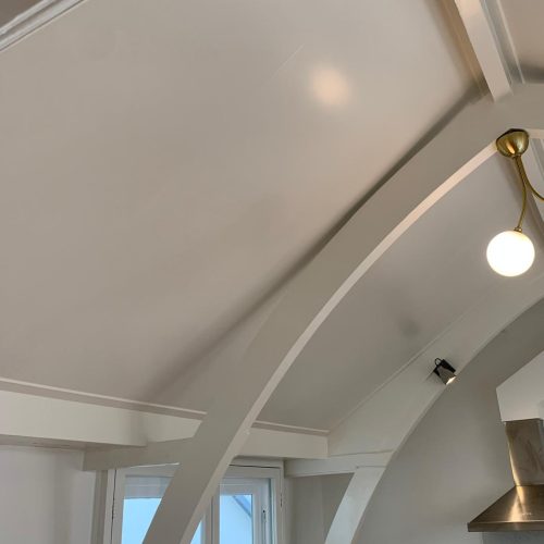Binnenschilderwerk - plafond en houten spanten oude Amsterdamse stadswoning