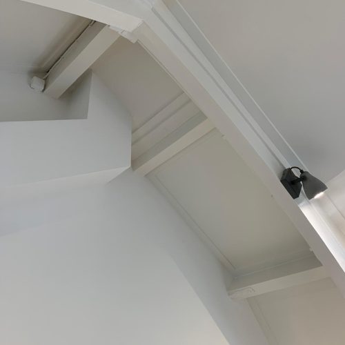 Binnenschilderwerk - plafond en houten spanten oude Amsterdamse stadswoning
