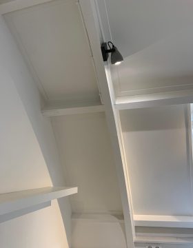 Binnenschilderwerk - plafond en houten spanten oude Amsterdamse stadswoning